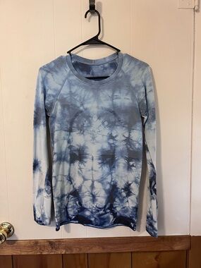 lululemon athletica Women's Long Sleeve Tie-Dye Top in Blue and White